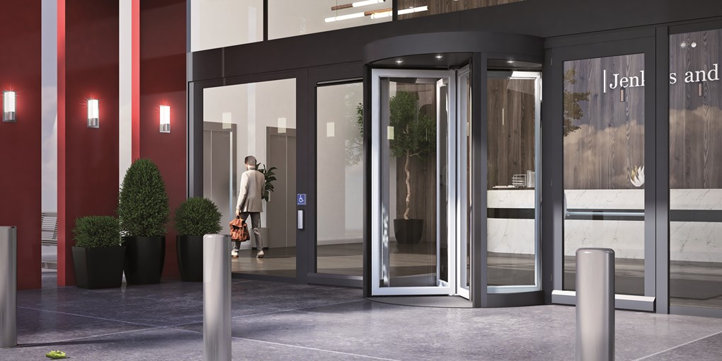 <p>Porte tournante ASSA ABLOY RD100 installée à l'entrée d'un immeuble de bureaux, vue extérieure.</p>