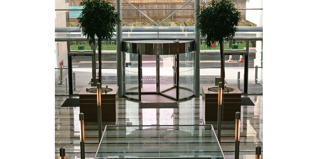 <p>ASSA ABLOY RD3 compact revolving door in a Palms hotel</p>