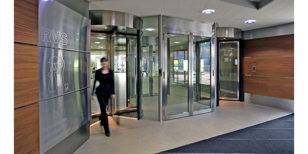 <p>ASSA ABLOY compact revolving door in an insurance company</p>