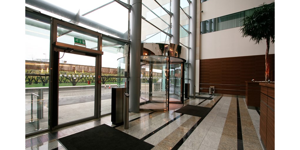 <p>Porte tournante compacte ASSA ABLOY à l’entrée d’un hôtel Sofitel</p>